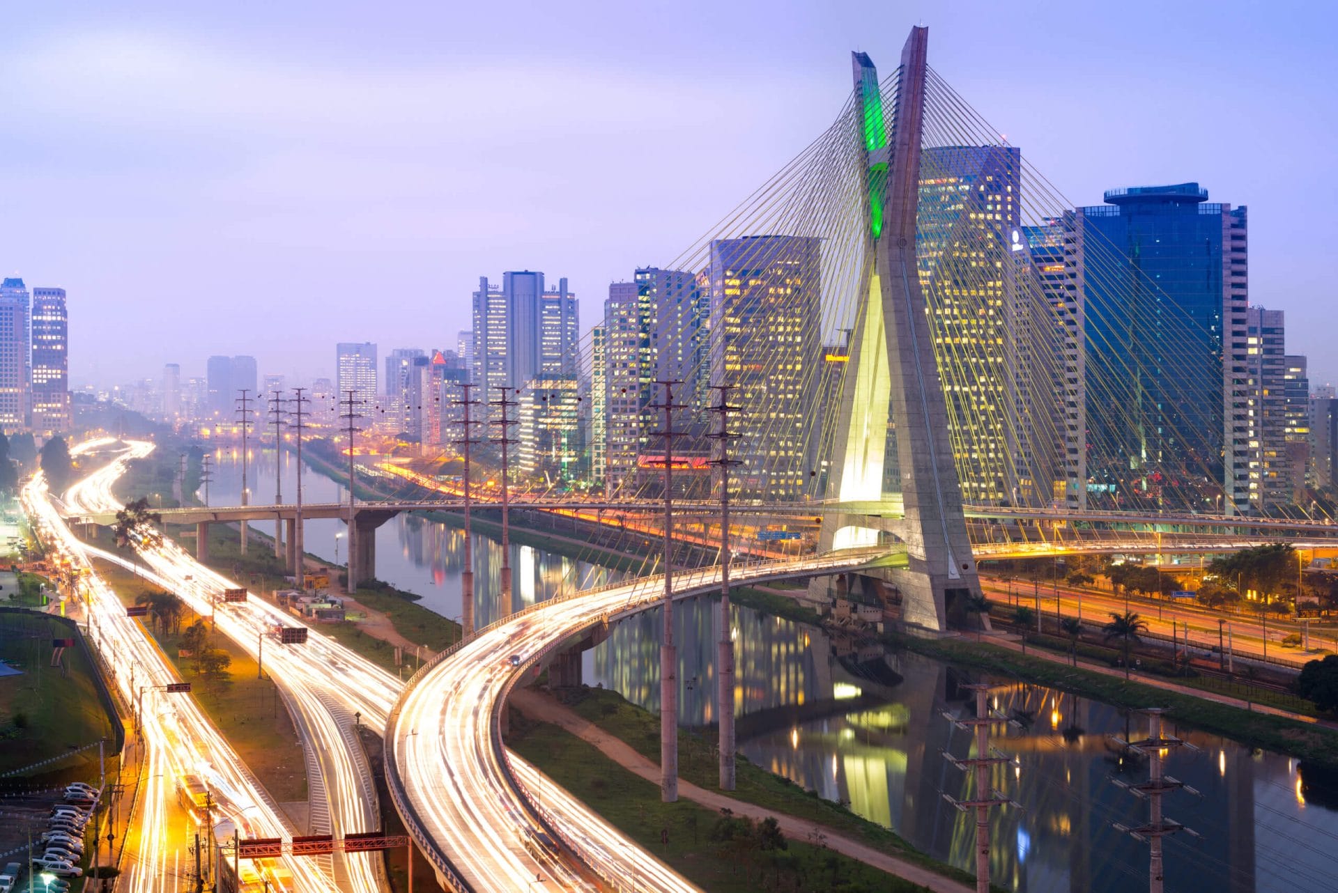 Imagem de São Paulo - Brasil. Centro da cidade metropolitana com ponte estaiada