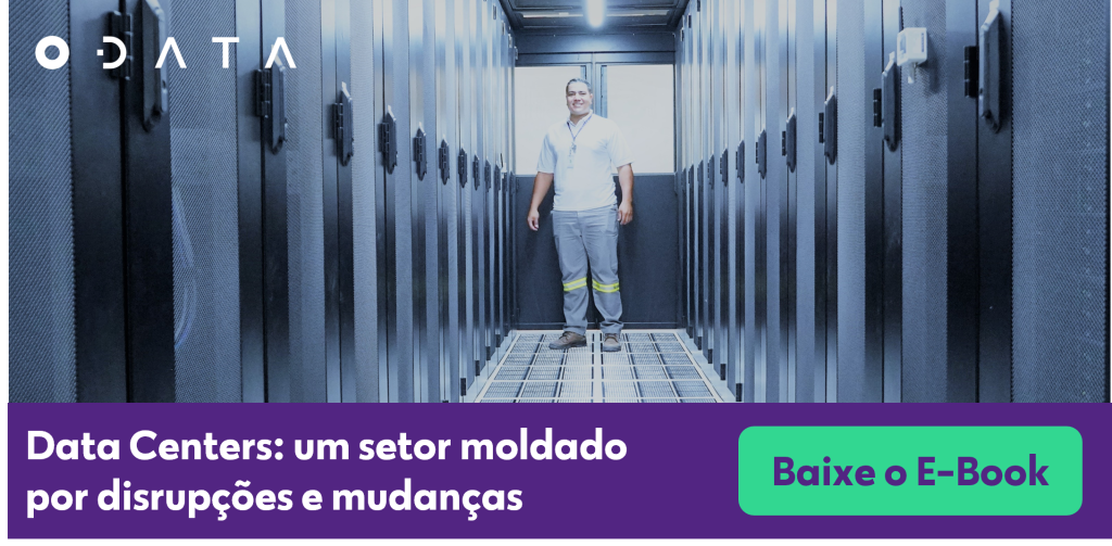 tecnico de data center trabakhando em racks dentro de espaço confinado.