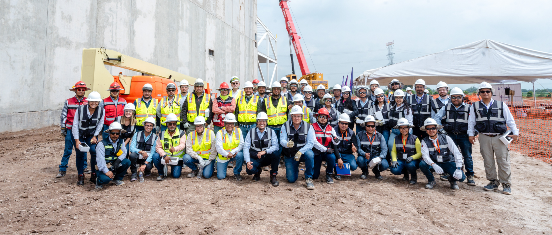 Imagem do time da ODATA na construção do QR04 no México